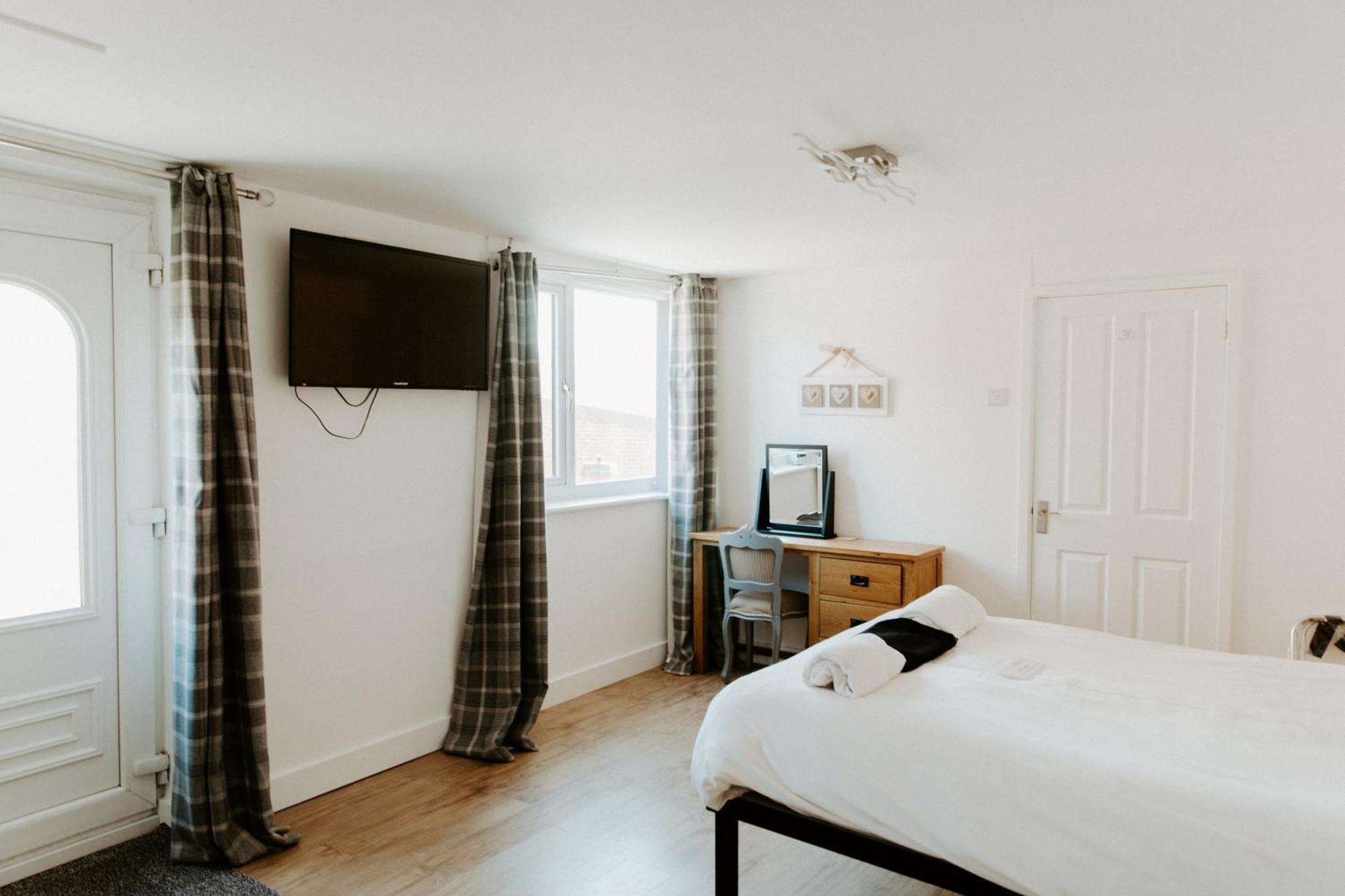 Upside Down House - Sleeps Up To 6 Guests - Great For Family And Friends Gatherings,Corporate Events ,Near Sherwood Forest At Fairview Farm In Nottingham Set In 88 Acres Exterior photo