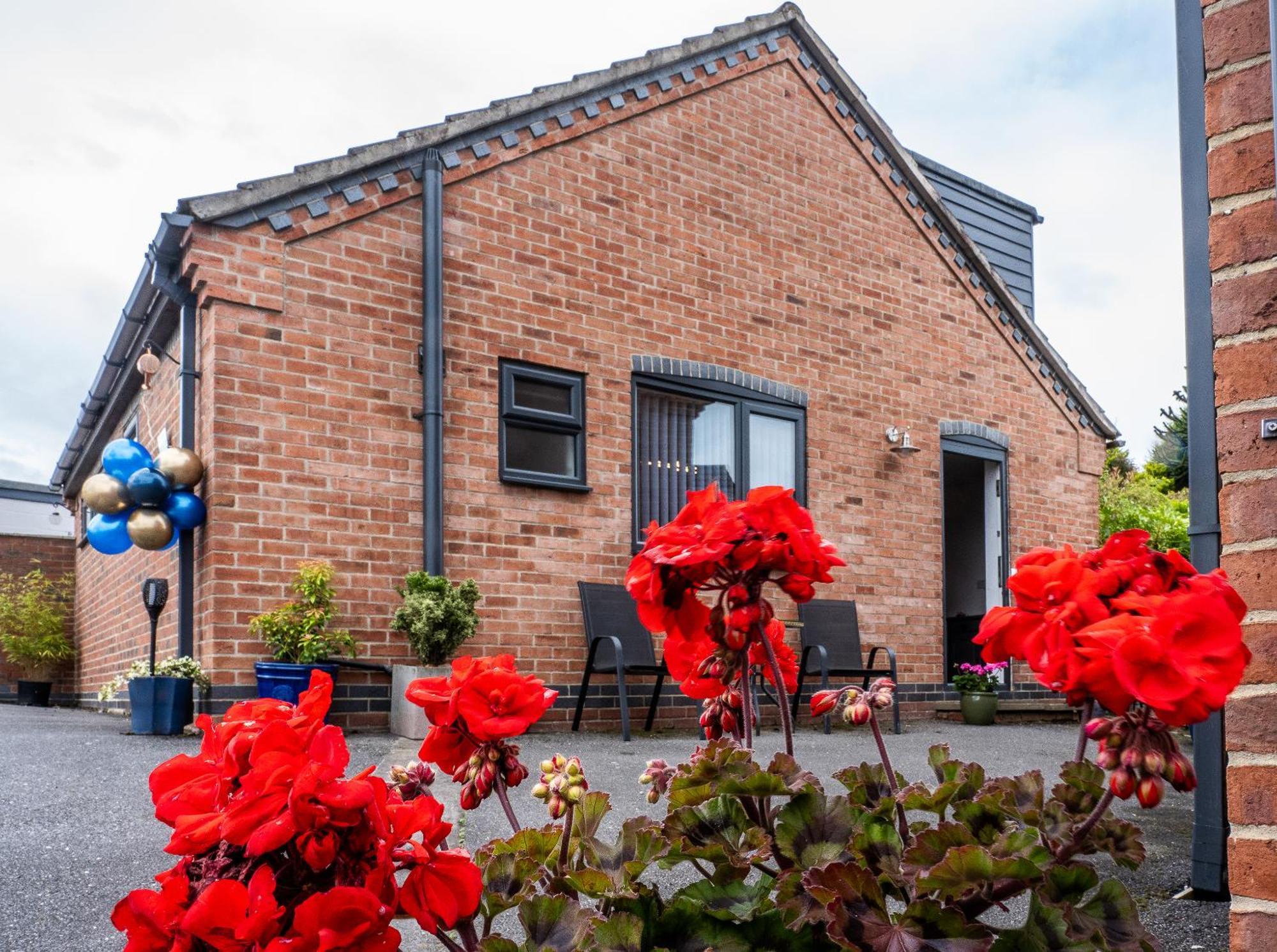 Upside Down House - Sleeps Up To 6 Guests - Great For Family And Friends Gatherings,Corporate Events ,Near Sherwood Forest At Fairview Farm In Nottingham Set In 88 Acres Exterior photo