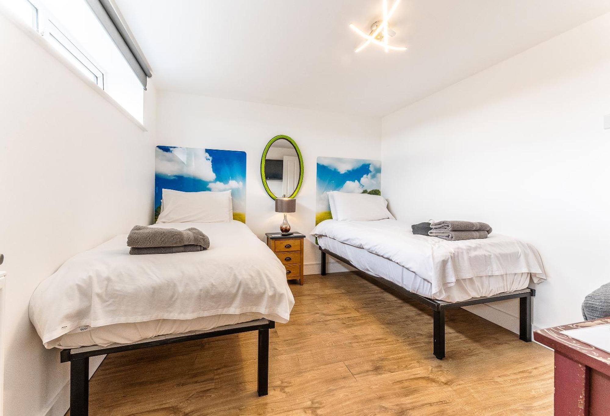 Upside Down House - Sleeps Up To 6 Guests - Great For Family And Friends Gatherings,Corporate Events ,Near Sherwood Forest At Fairview Farm In Nottingham Set In 88 Acres Exterior photo