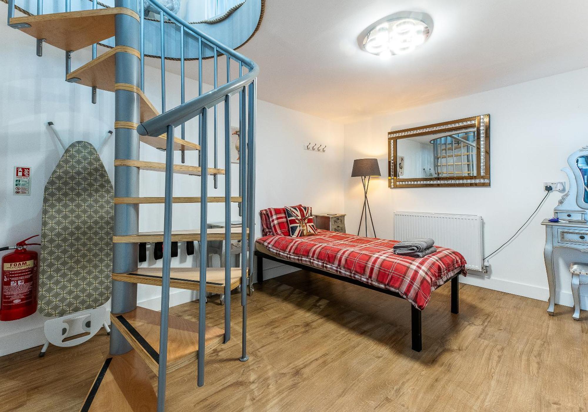Upside Down House - Sleeps Up To 6 Guests - Great For Family And Friends Gatherings,Corporate Events ,Near Sherwood Forest At Fairview Farm In Nottingham Set In 88 Acres Exterior photo