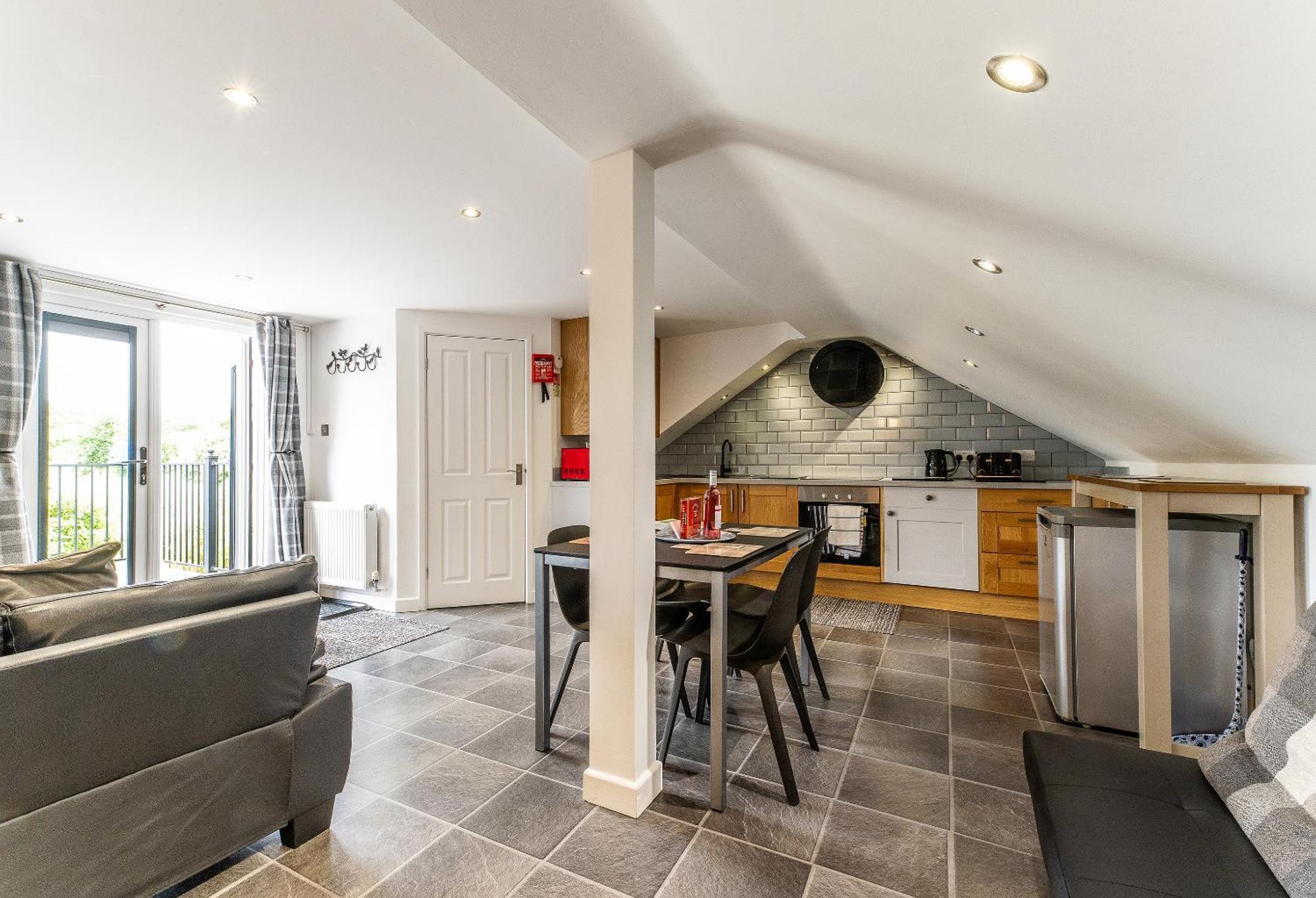 Upside Down House - Sleeps Up To 6 Guests - Great For Family And Friends Gatherings,Corporate Events ,Near Sherwood Forest At Fairview Farm In Nottingham Set In 88 Acres Exterior photo