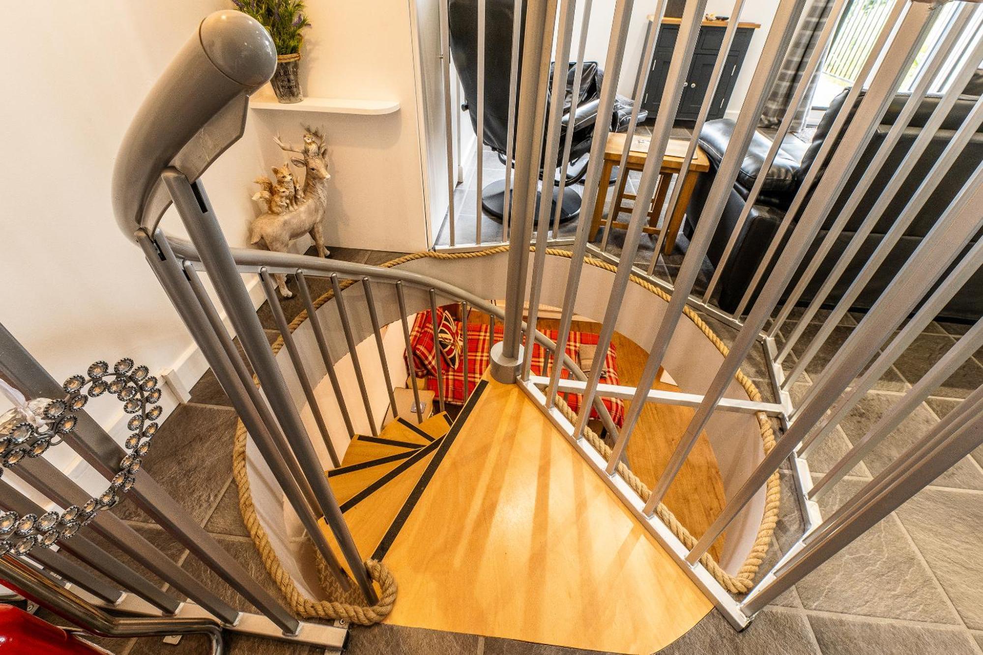 Upside Down House - Sleeps Up To 6 Guests - Great For Family And Friends Gatherings,Corporate Events ,Near Sherwood Forest At Fairview Farm In Nottingham Set In 88 Acres Exterior photo