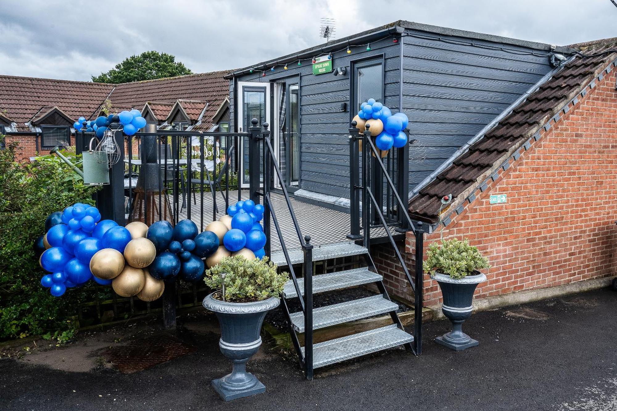 Upside Down House - Sleeps Up To 6 Guests - Great For Family And Friends Gatherings,Corporate Events ,Near Sherwood Forest At Fairview Farm In Nottingham Set In 88 Acres Exterior photo