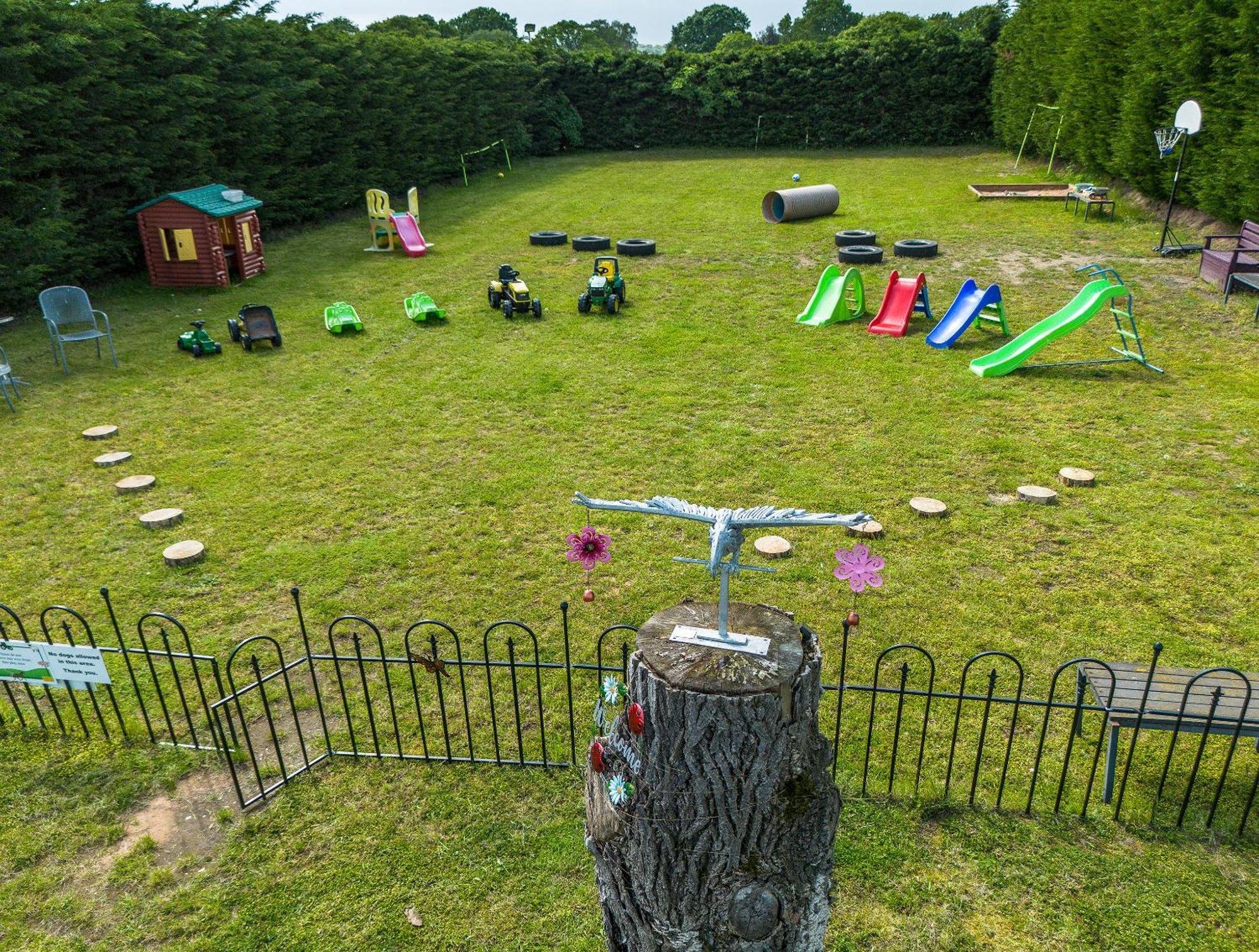 Upside Down House - Sleeps Up To 6 Guests - Great For Family And Friends Gatherings,Corporate Events ,Near Sherwood Forest At Fairview Farm In Nottingham Set In 88 Acres Exterior photo