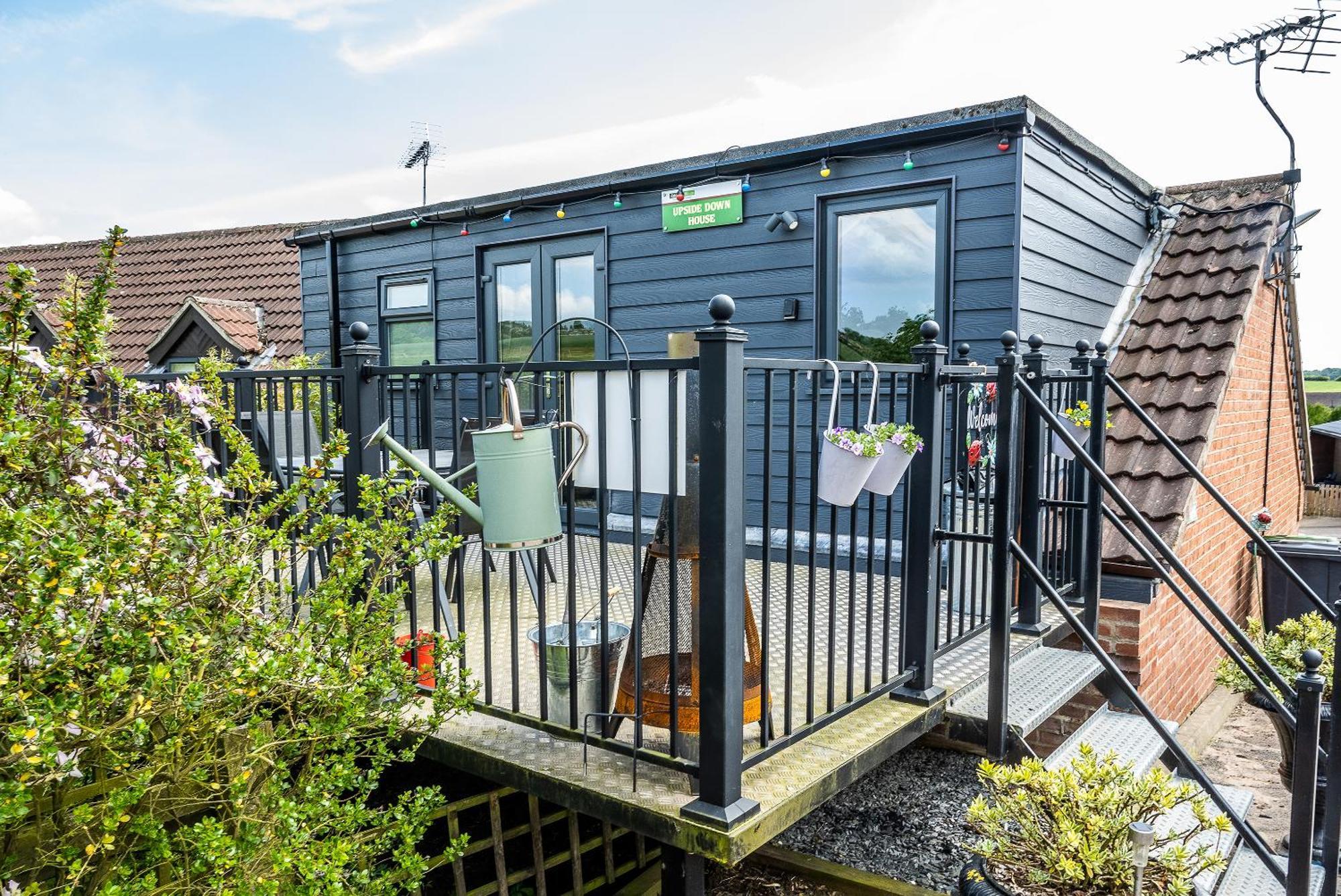 Upside Down House - Sleeps Up To 6 Guests - Great For Family And Friends Gatherings,Corporate Events ,Near Sherwood Forest At Fairview Farm In Nottingham Set In 88 Acres Exterior photo