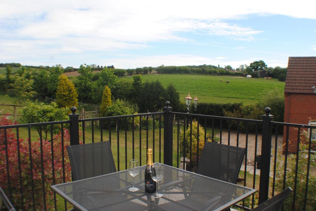 Upside Down House - Sleeps Up To 6 Guests - Great For Family And Friends Gatherings,Corporate Events ,Near Sherwood Forest At Fairview Farm In Nottingham Set In 88 Acres Exterior photo