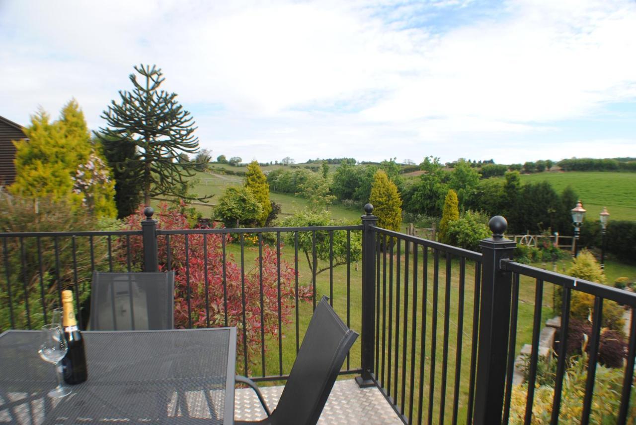 Upside Down House - Sleeps Up To 6 Guests - Great For Family And Friends Gatherings,Corporate Events ,Near Sherwood Forest At Fairview Farm In Nottingham Set In 88 Acres Exterior photo